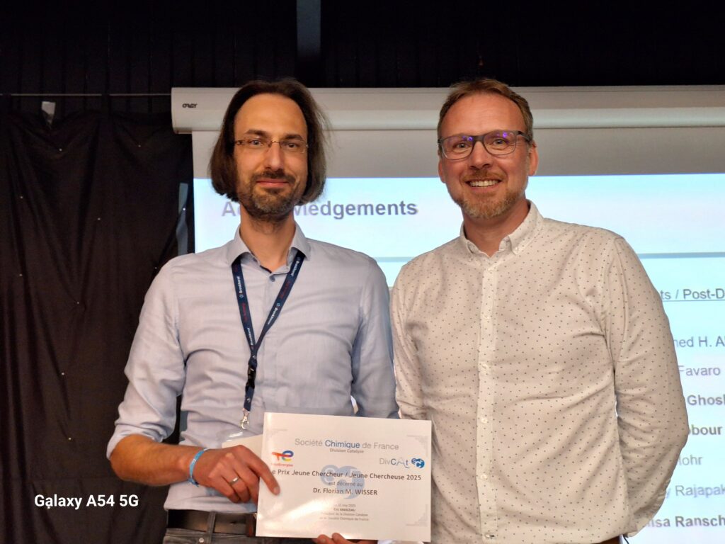 Florian Wisser (l.) erhält den "Prix Jeune Chercheur – Jeune Chercheuse", Laudator Jérôme Canivet (r.)